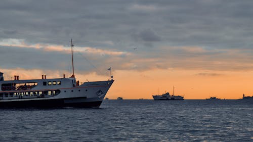 Gratis lagerfoto af færger, gylden time, hav