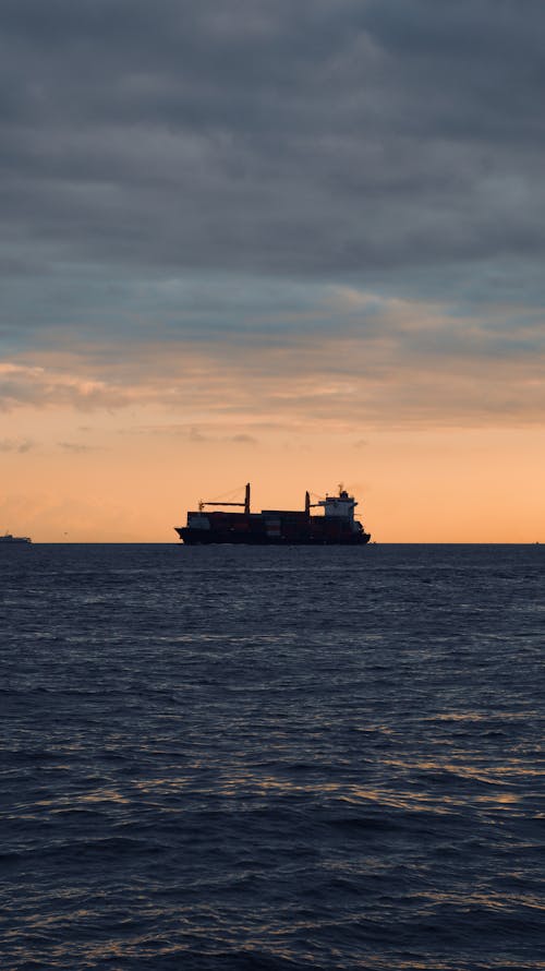 akşam karanlığı, deniz, deniz aracı içeren Ücretsiz stok fotoğraf