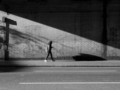 Immagine gratuita di bianco e nero, camminando, donna