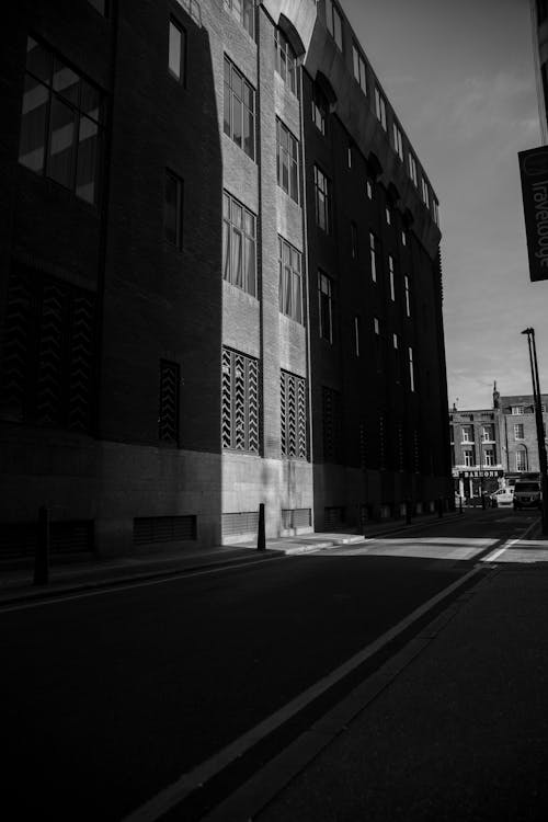 Fotos de stock gratuitas de arquitectura moderna, blanco y negro, calle