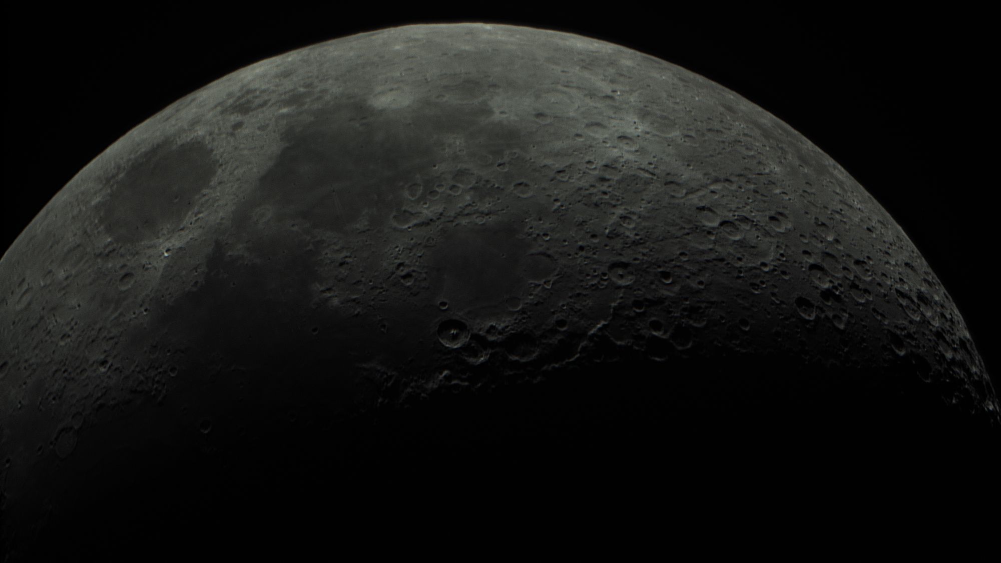 Superficie de la Luna vista en primer plano, con cráteres de distintos tamaños