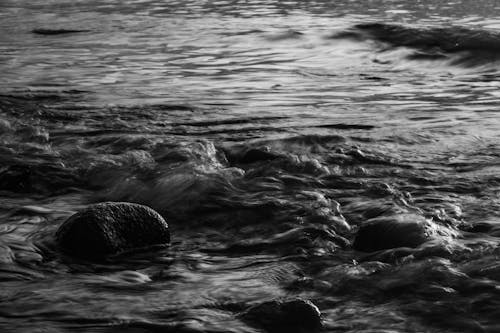 Free Waves Kissing the Beach Shore in Black and White photo Stock Photo
