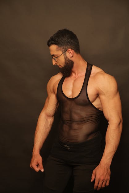 43 fotos de stock e banco de imagens de Muscular Man Tank Top - Getty Images