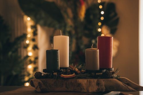 Free Warm candle arrangement on wooden base with festive decor, creating a cozy ambiance. Stock Photo