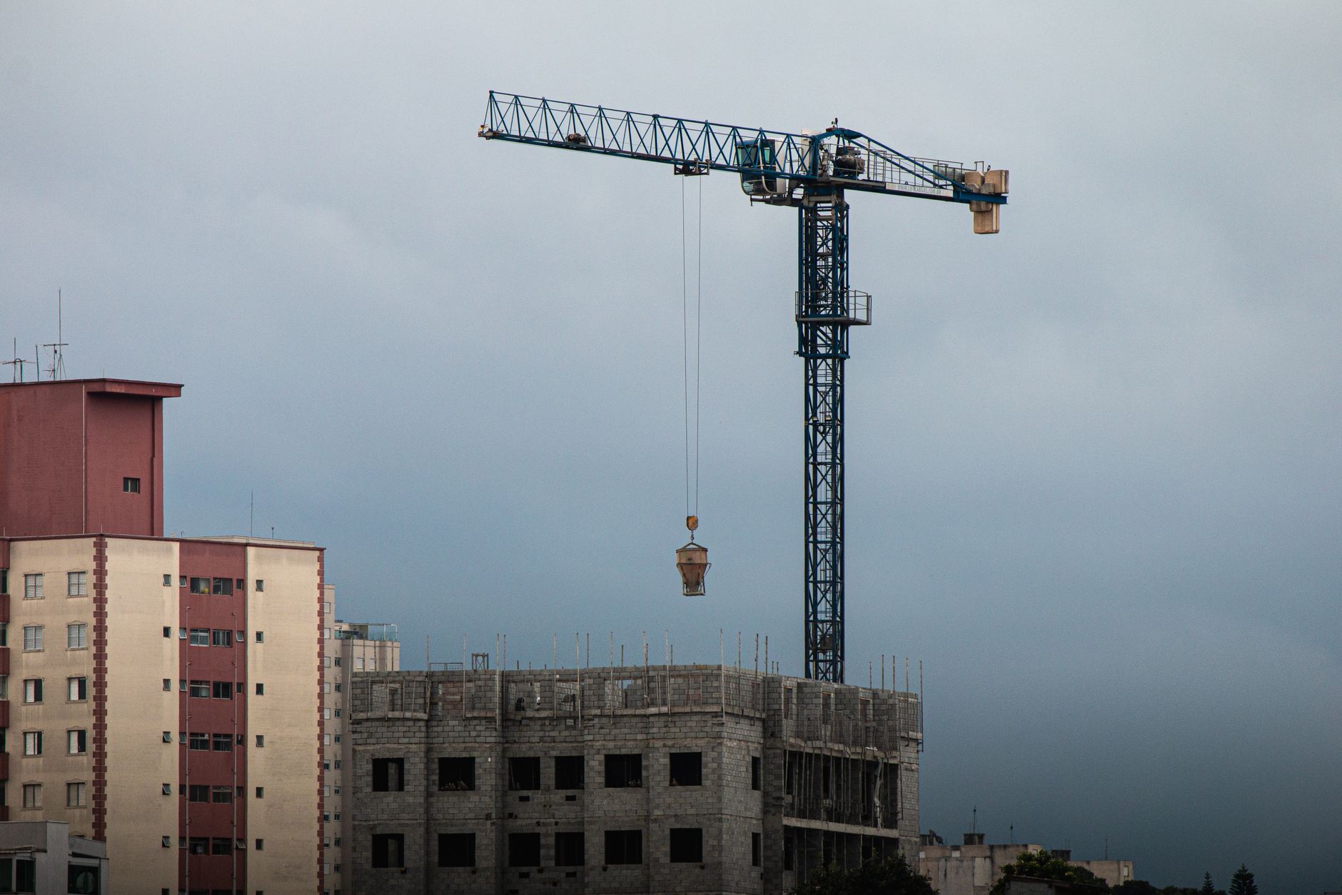 Como funciona um guindaste de torre