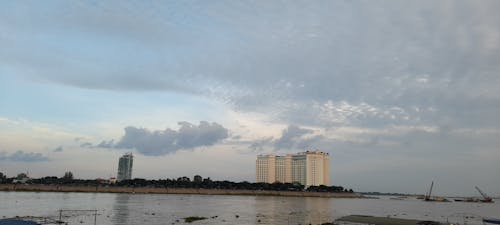 Foto stok gratis alam yang indah, langit biru, sisi sungai