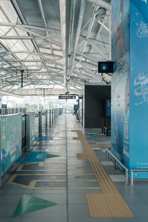 Immagine gratuita di piattaforma ferroviaria, ringhiera di vetro, stazione dei treni