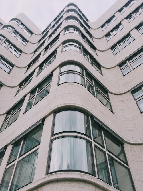 昼間の灰色のコンクリートの建物のローアングル写真