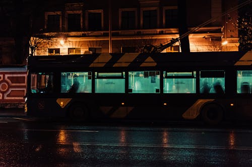 Darmowe zdjęcie z galerii z autobus, droga, noc