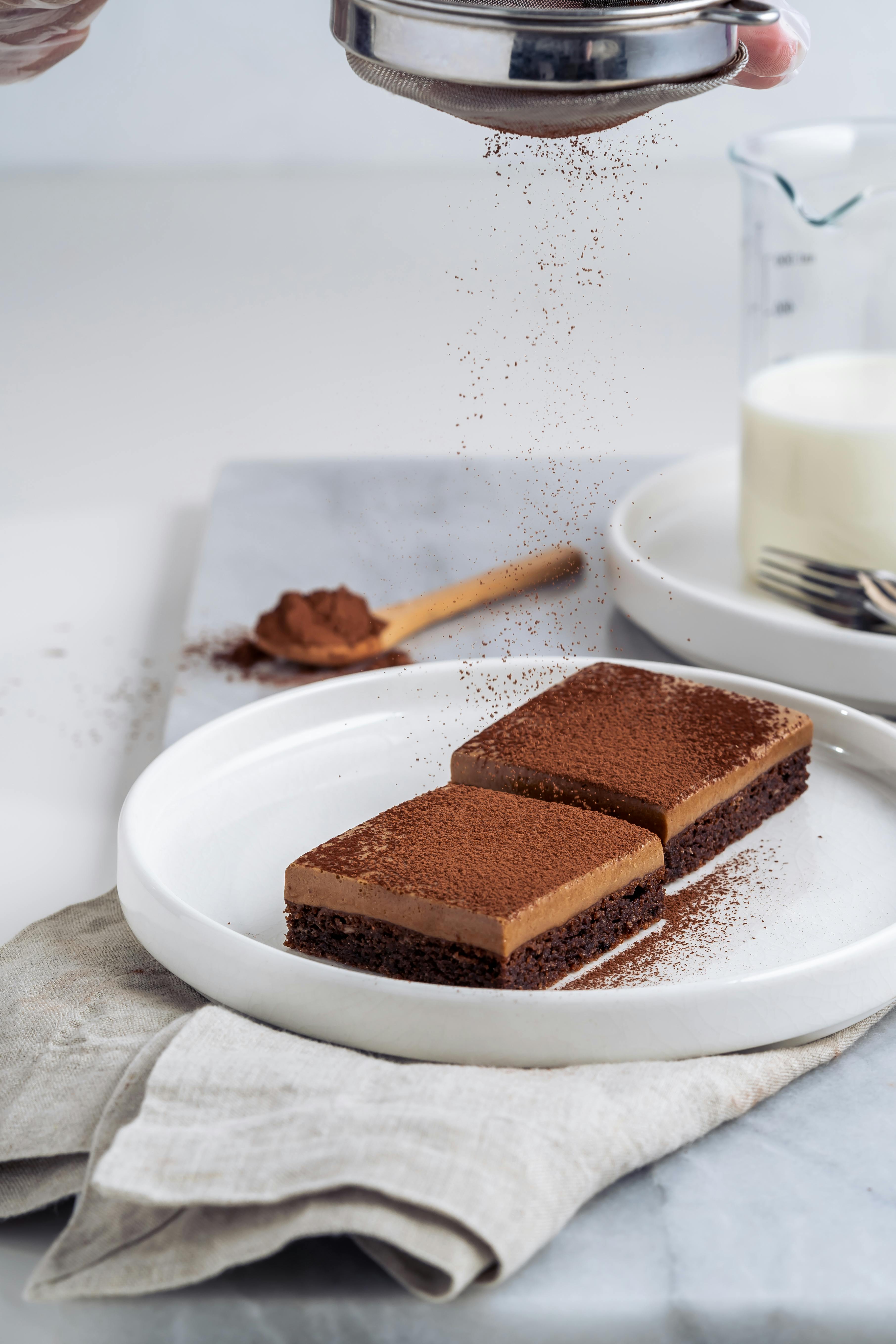 chocolate powder falling on cake