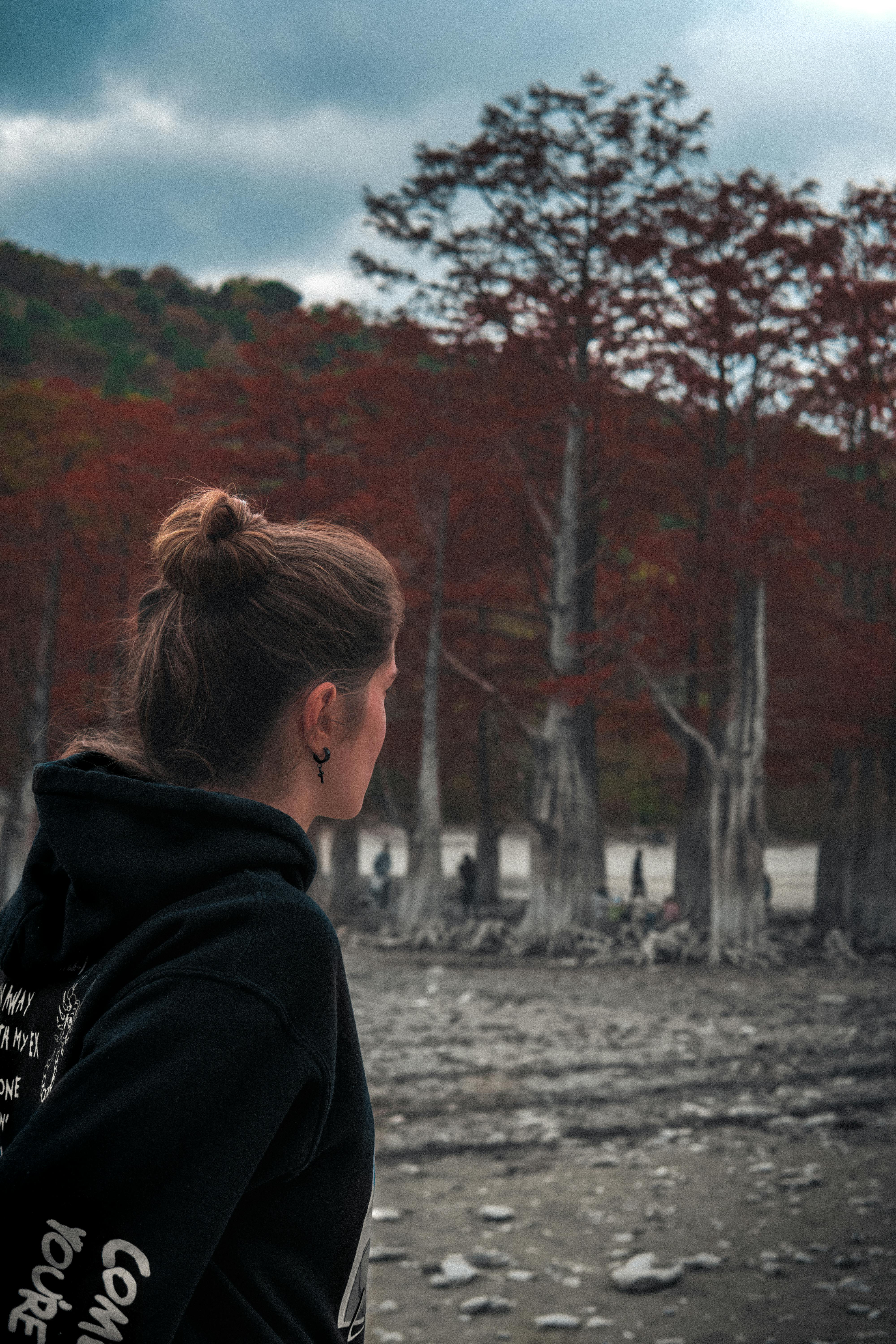 Woman in black hoodie standing on brown wood log near lake during daytime  photo – Free Tumblr girl Image on Unsplash