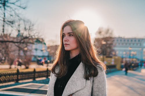 başka yere bakmak, beyaz kadın, güzel içeren Ücretsiz stok fotoğraf