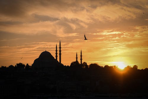 cami, gün batımı gökyüzü, güneşlenmek içeren Ücretsiz stok fotoğraf