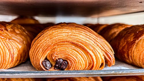 Foto profissional grátis de alimento, assado, croissants