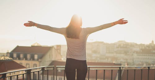 Základová fotografie zdarma na téma balkon, osoba, sluneční záře