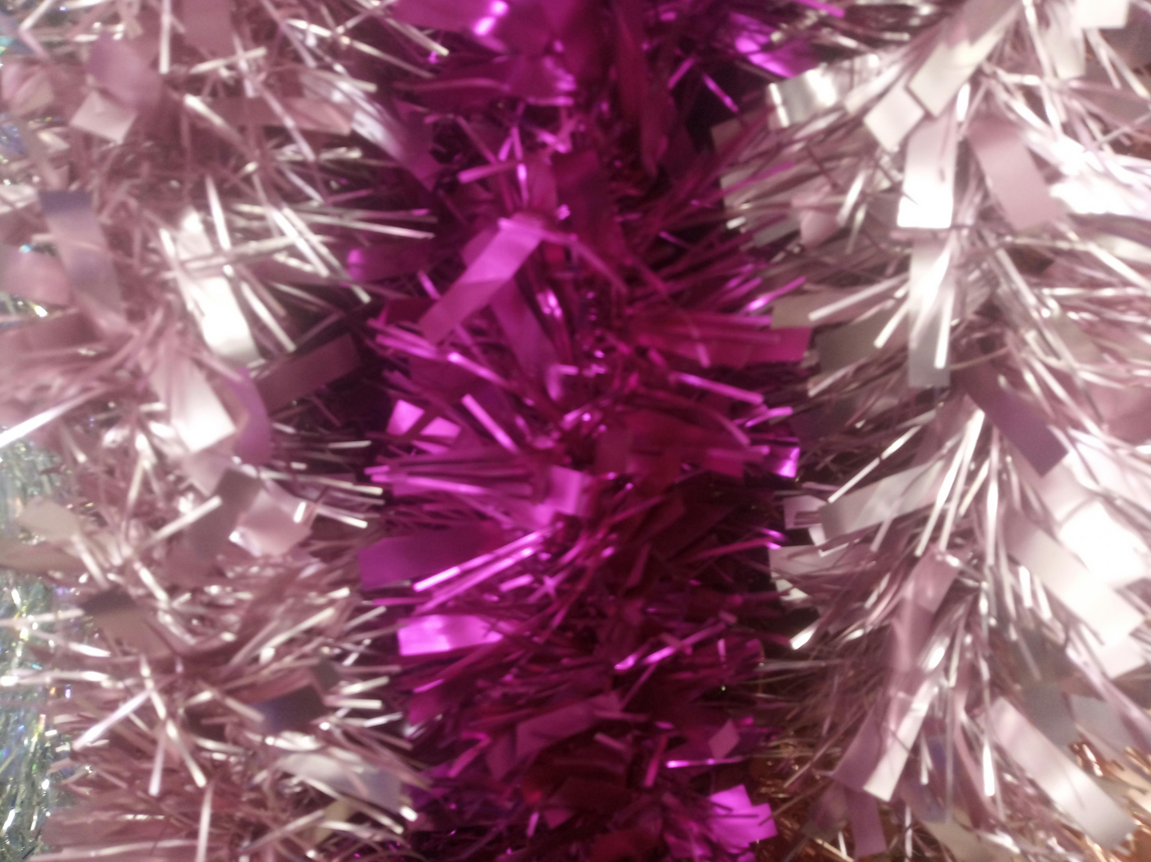 दुबई ओवरनाइट सफारी में रेगिस्तान में तारों भरा आकाश और कैंपफायर का दृश्य।