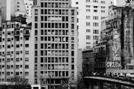 圣保罗单色城市景观中的高层建筑与涂鸦