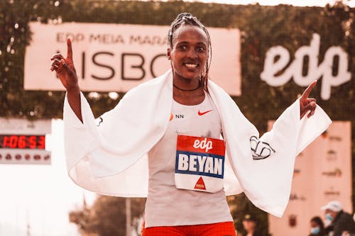 Kostenloses Stock Foto zu afrikanische frau, athlet, champion