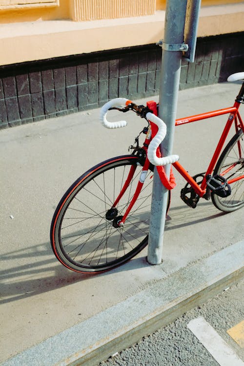 Kostnadsfri bild av cykel, gata, låst