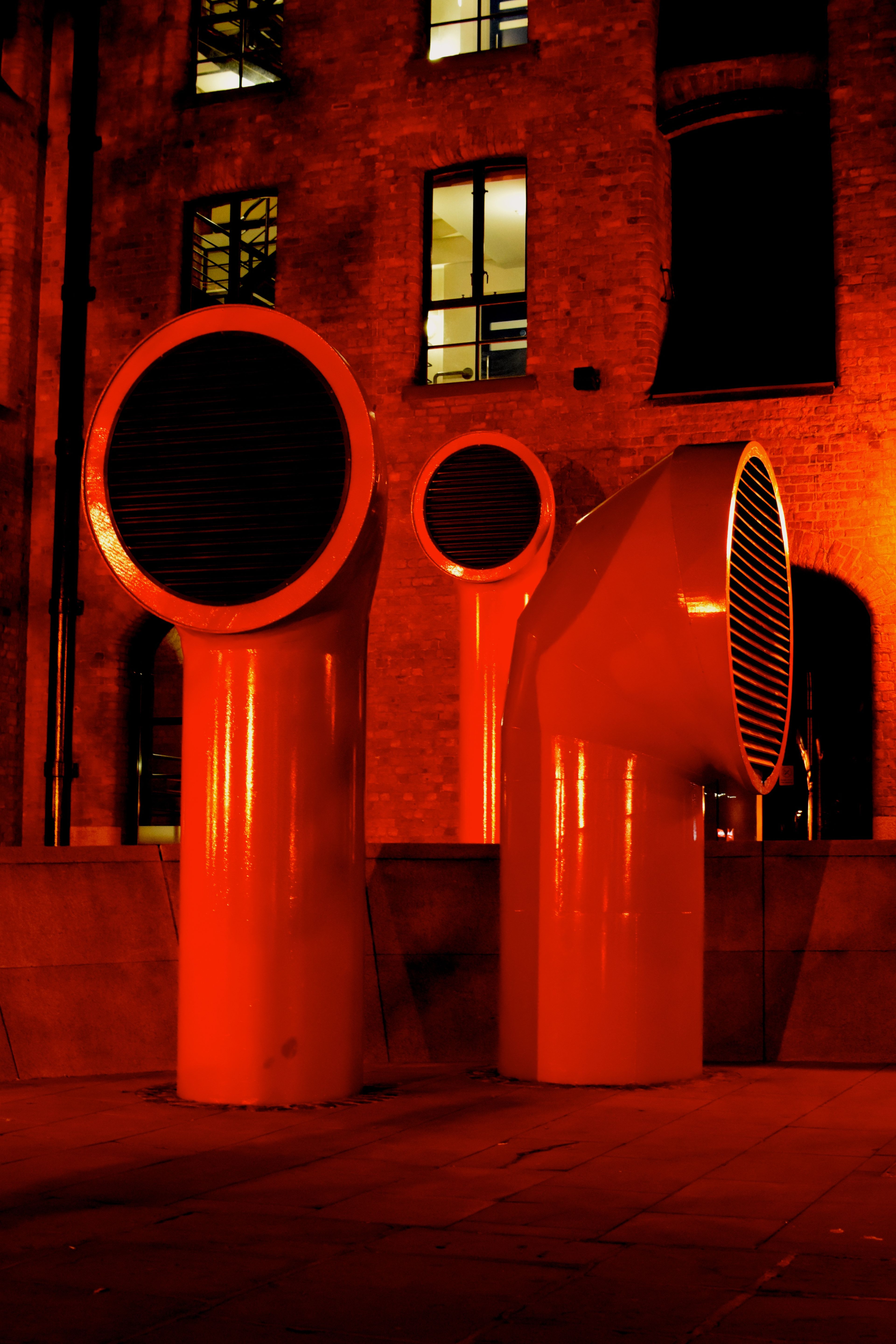 Conduits de ventilation colorés courant le long d'une structure urbaine contemporaine