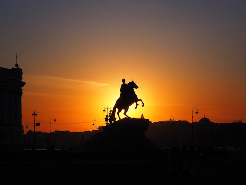 Kostenloses Stock Foto zu bronze horseman, hinterleuchtet, monument