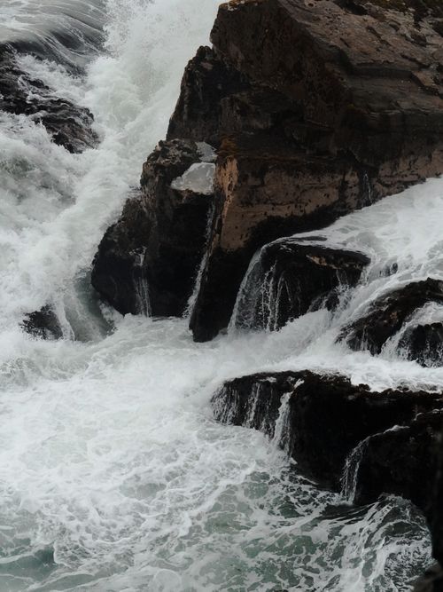 Free Dynamic seascape featuring waves crashing against rugged coastal rock formations. Stock Photo