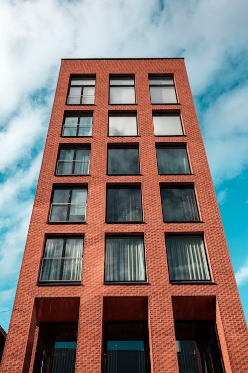 красно черное бетонное высотное здание