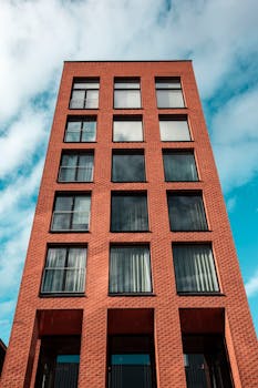 红砖现代建筑映衬着充满活力的蓝天白云