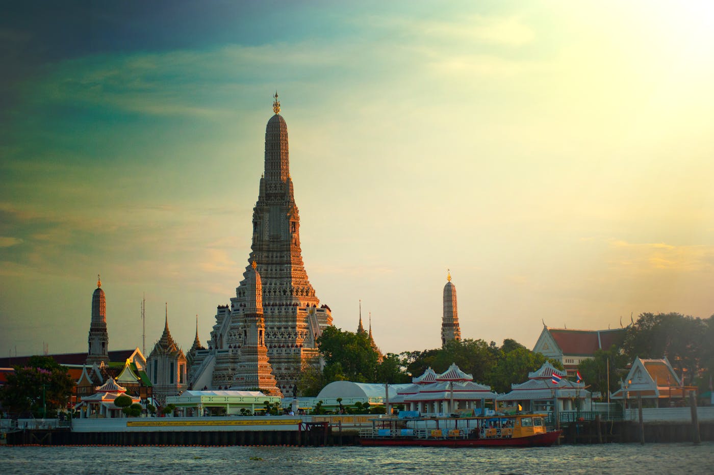 Wat Arun y barcos en el río Chao Phraya, Bangkok
