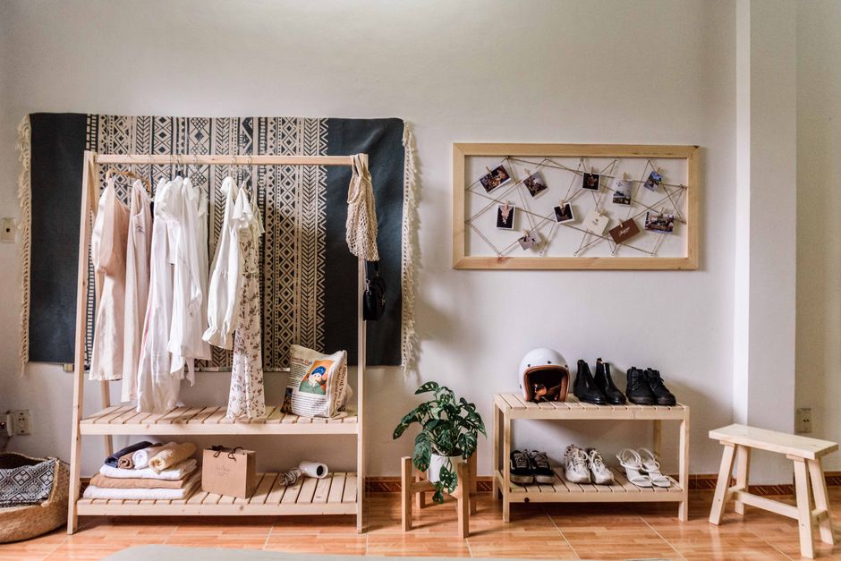 5 Essential Ideas for a Shoe Rack in Your Reading Nook: Elevating Comfort and Style with Hanamori's Foldable Solution Cozy reading nook with foldable shoe rack and comfortable seating