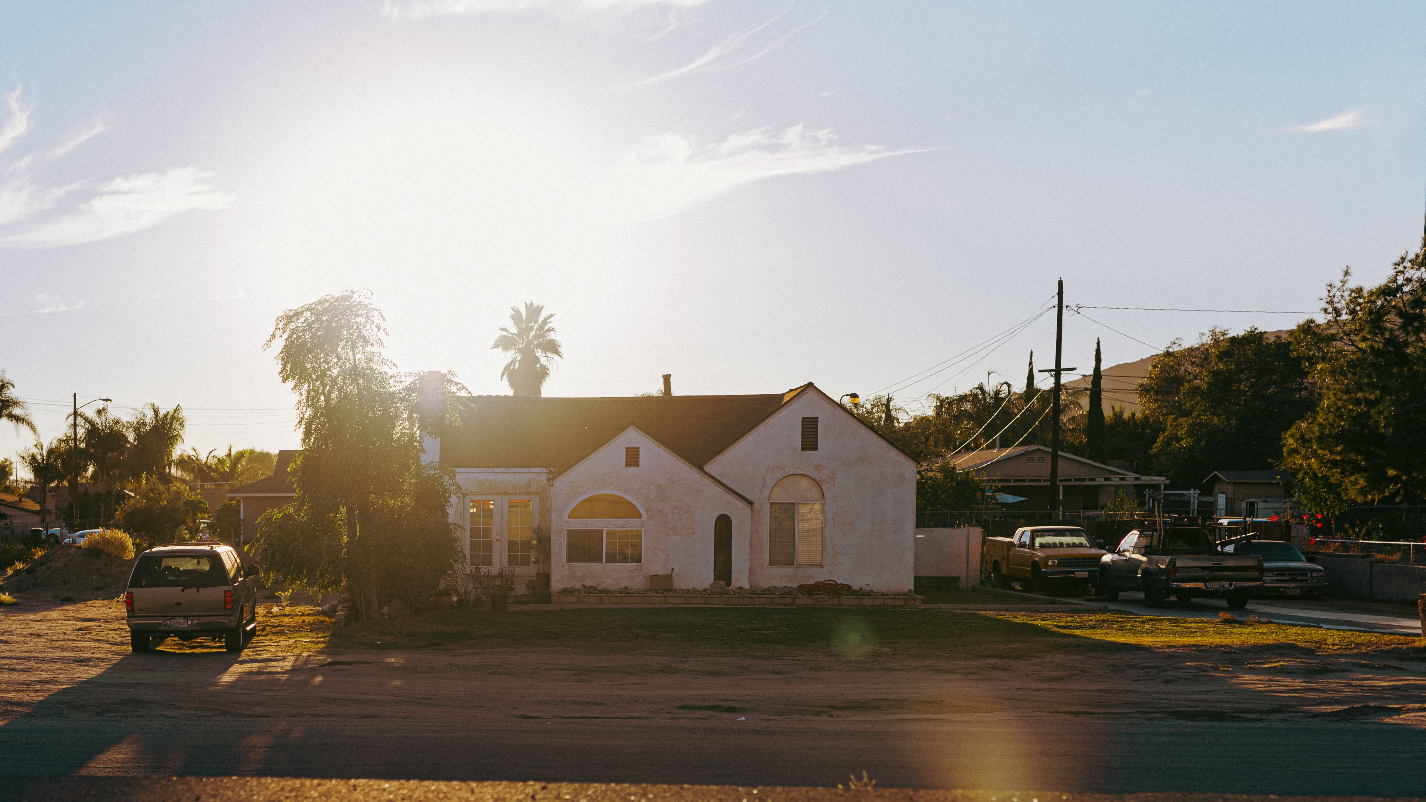 Florida and Arizona Housing Market Crisis: 50% Listings Slash Prices i — finance and investment — 2026
