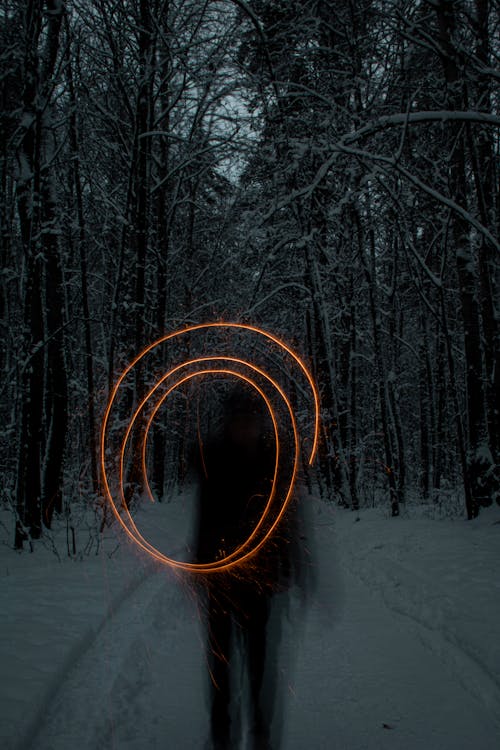 Darmowe zdjęcie z galerii z bądź szczęśliwy, burning sparkler, ciemne tło lasu