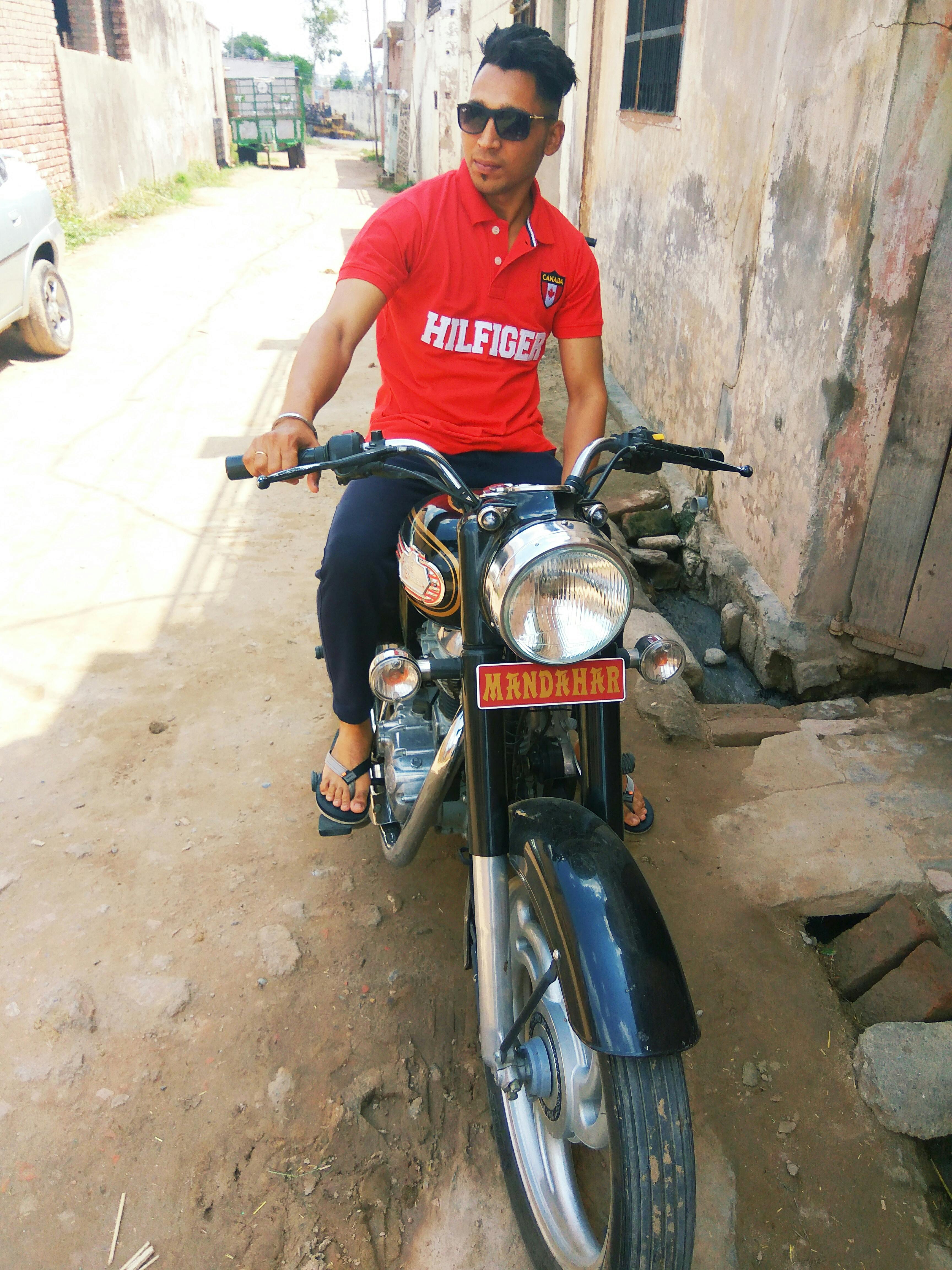 日本の伝統的な旅館の部屋と庭園