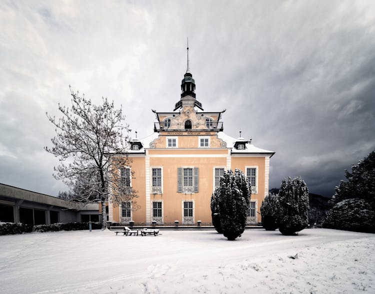 A Villa Toscana Congress Gmunden On A Snow Covered Ground
