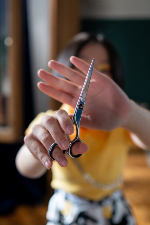 Gratis stockfoto met bedekkend gezicht, binnen, defocused