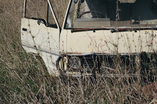 Foto profissional grátis de abandonado, acaso, automóvel