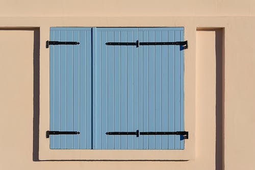 Fotobanka s bezplatnými fotkami na tému Betónová stena, drevené okno, modrá