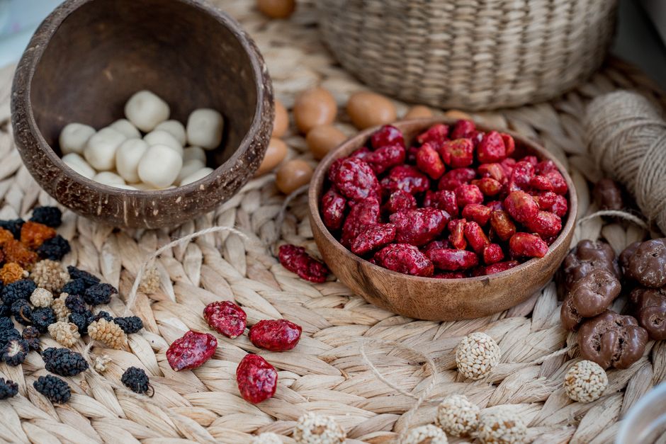 fruits secs et baies naturelles dans des bols en bois superaliments