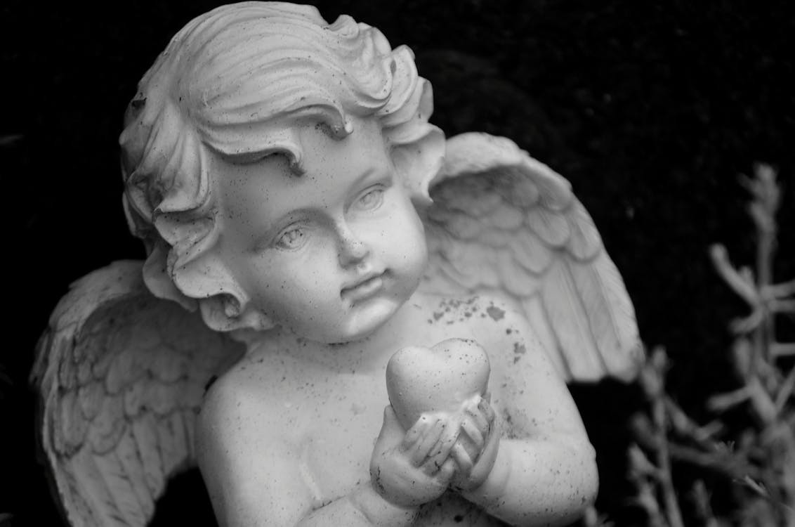 Angel Statue in Grayscale Photography · Free Stock Photo