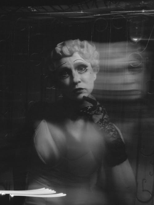 Darmowe zdjęcie z galerii z czarno-biały, dziewczyna, kostium