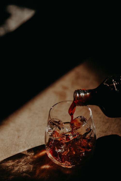 Foto profissional grátis de bebida alcoólica, derramando, líquido vermelho