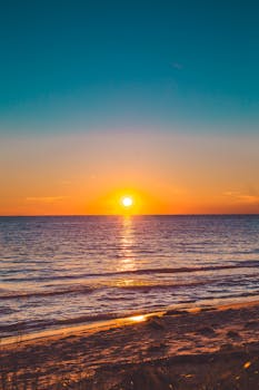 平静的海面与绚烂的天空映衬着美丽的日落，是完美的放松主题