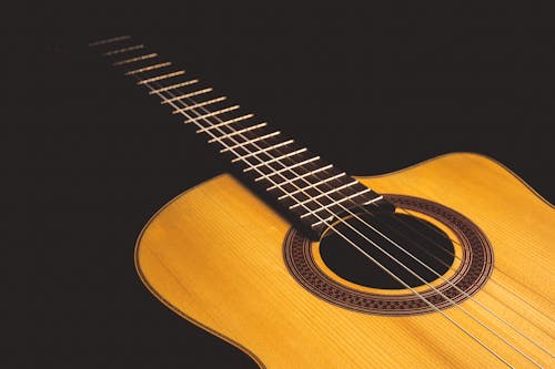 Kostnadsfria Kostnadsfri bild av akustisk gitarr, musikinstrument, närbild Stock foto