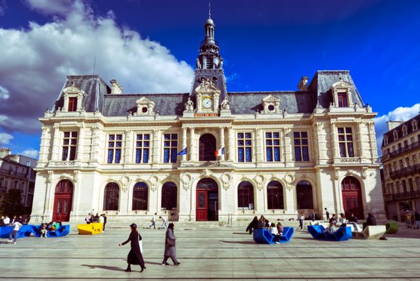 L'hôtel de ville de Poitiers et son beffroi sous un ciel bleu profond