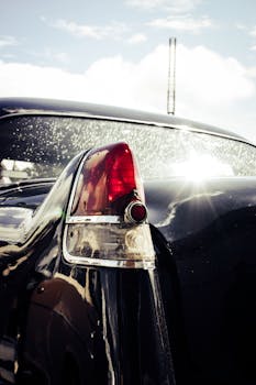 通过反射阳光捕捉古董车的尾灯，突出其经典设计