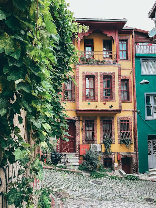 Fotobanka s bezplatnými fotkami na tému betónové domy, farebný, modrá obloha