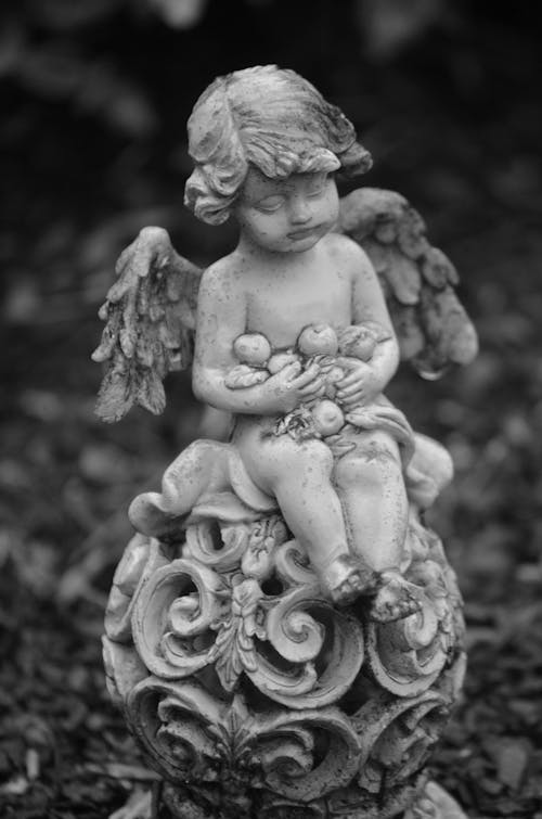 Free Angel Statue in Grayscale Photography Stock Photo