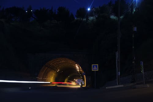 夜間汽車隧道與樹木的定時攝影