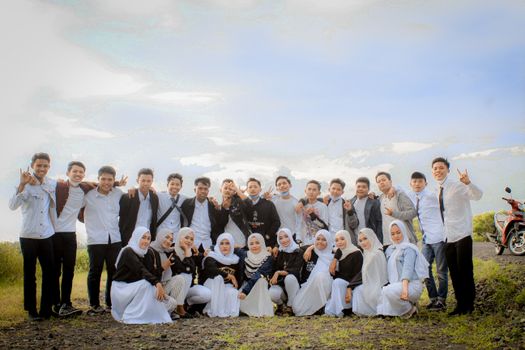 Large group of young adults posing together outdoors in East Java, Indonesia. - Fotografer Sidoarjo