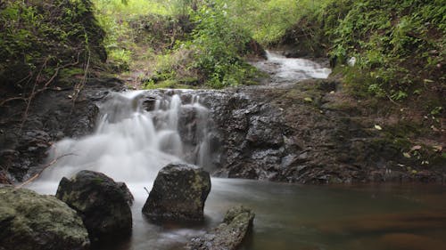 Бесплатное стоковое фото с большие камни, вода течет, водопад